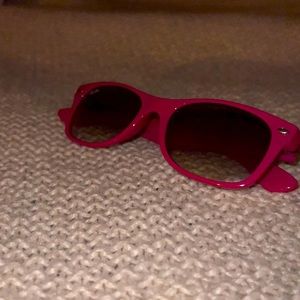 Hot pink vintage ray bans!